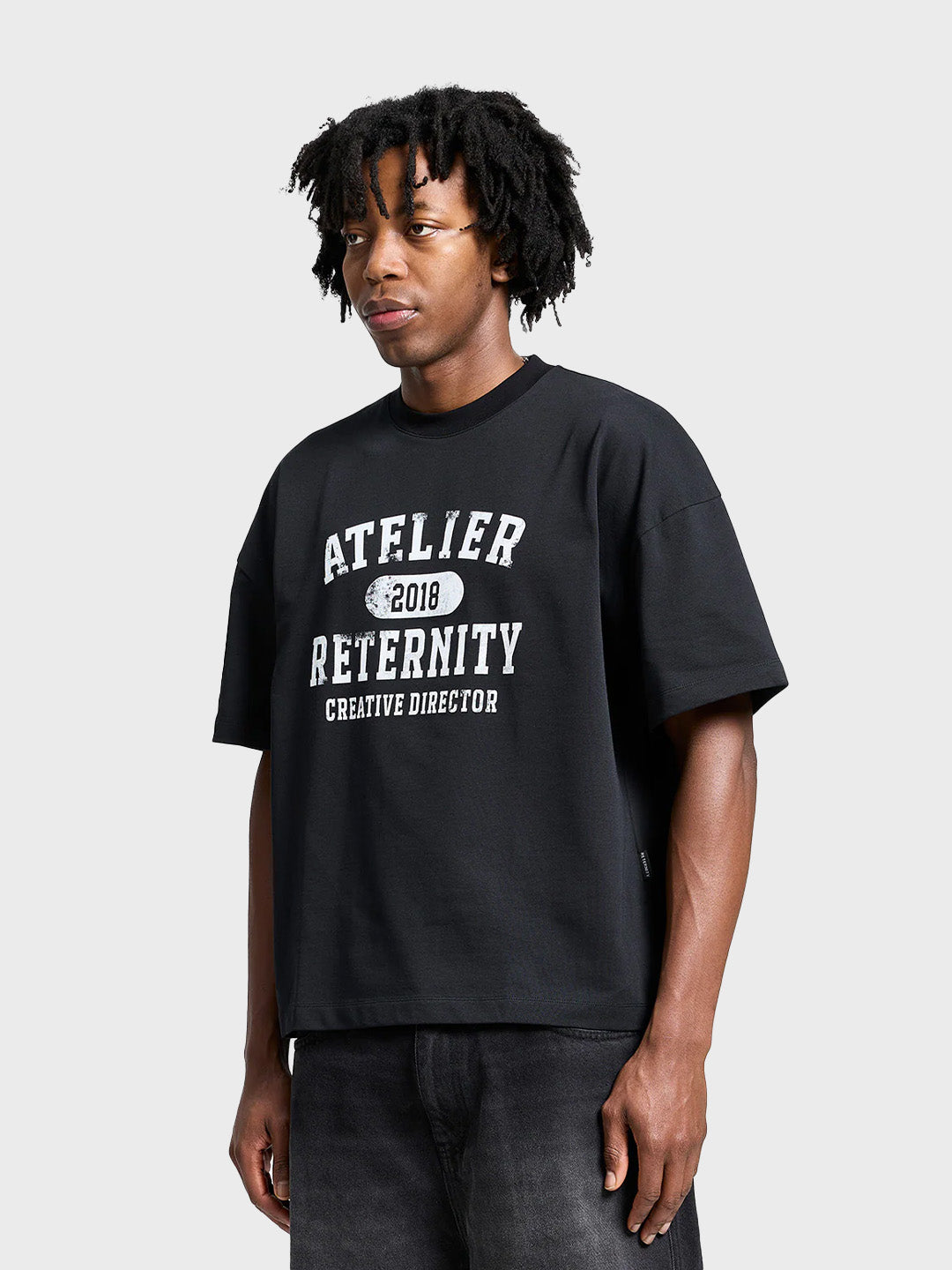 Reternity Atelier Emblem T-Shirt Black – schuin vooraanzicht