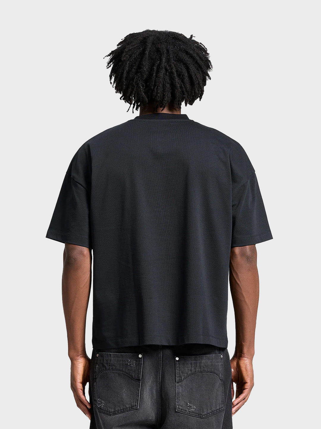 Reternity Atelier Emblem T-Shirt Black – achterkant gedragen door model