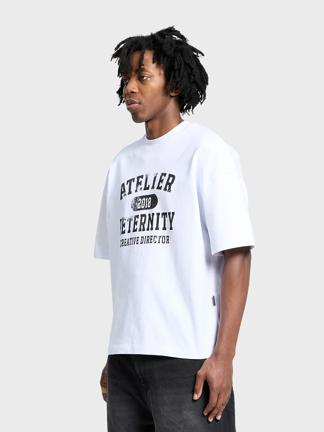 Reternity Atelier Emblem T-Shirt White – schuin vooraanzicht