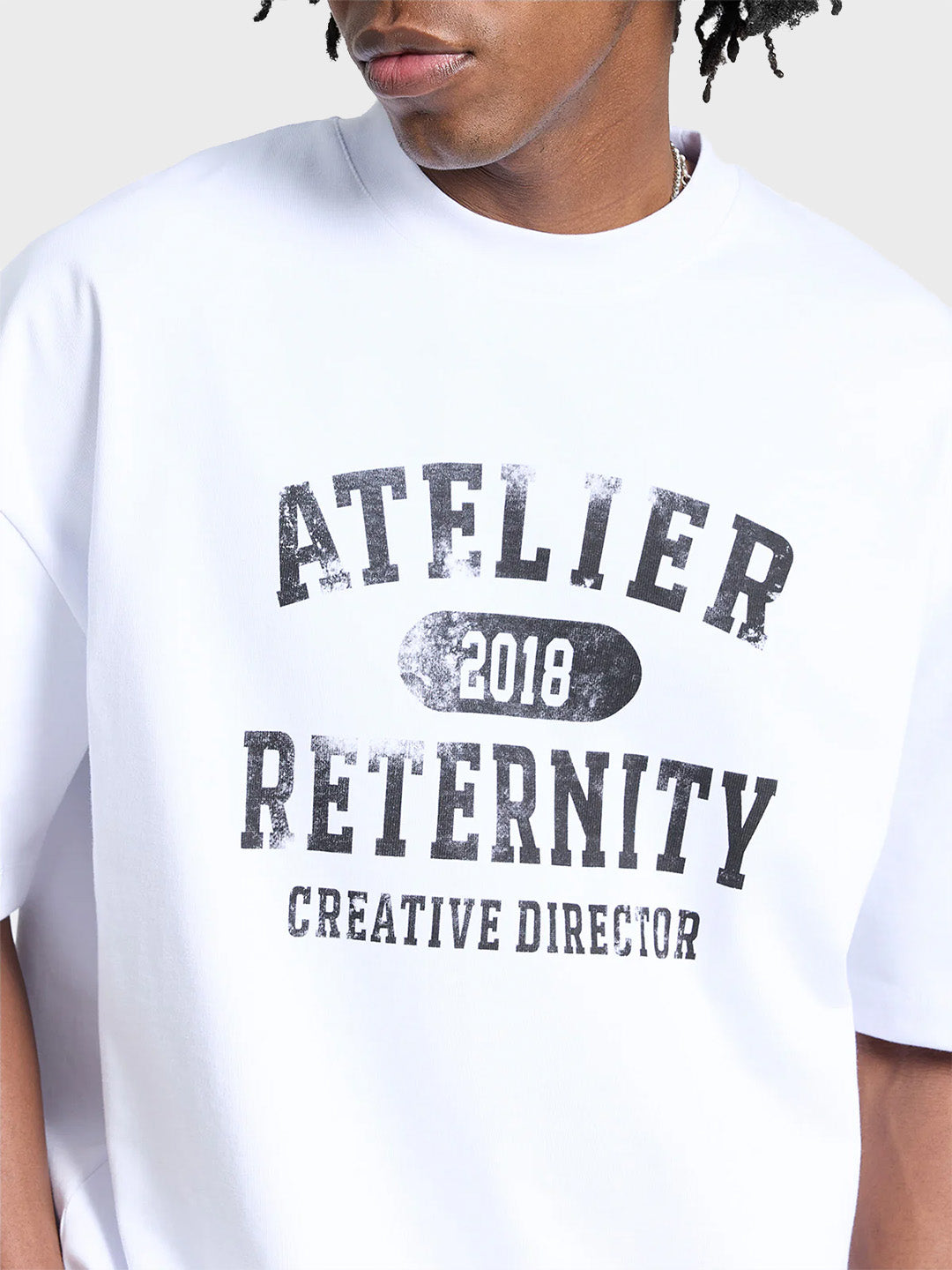 Reternity Atelier Emblem T-Shirt White – close-up graphic