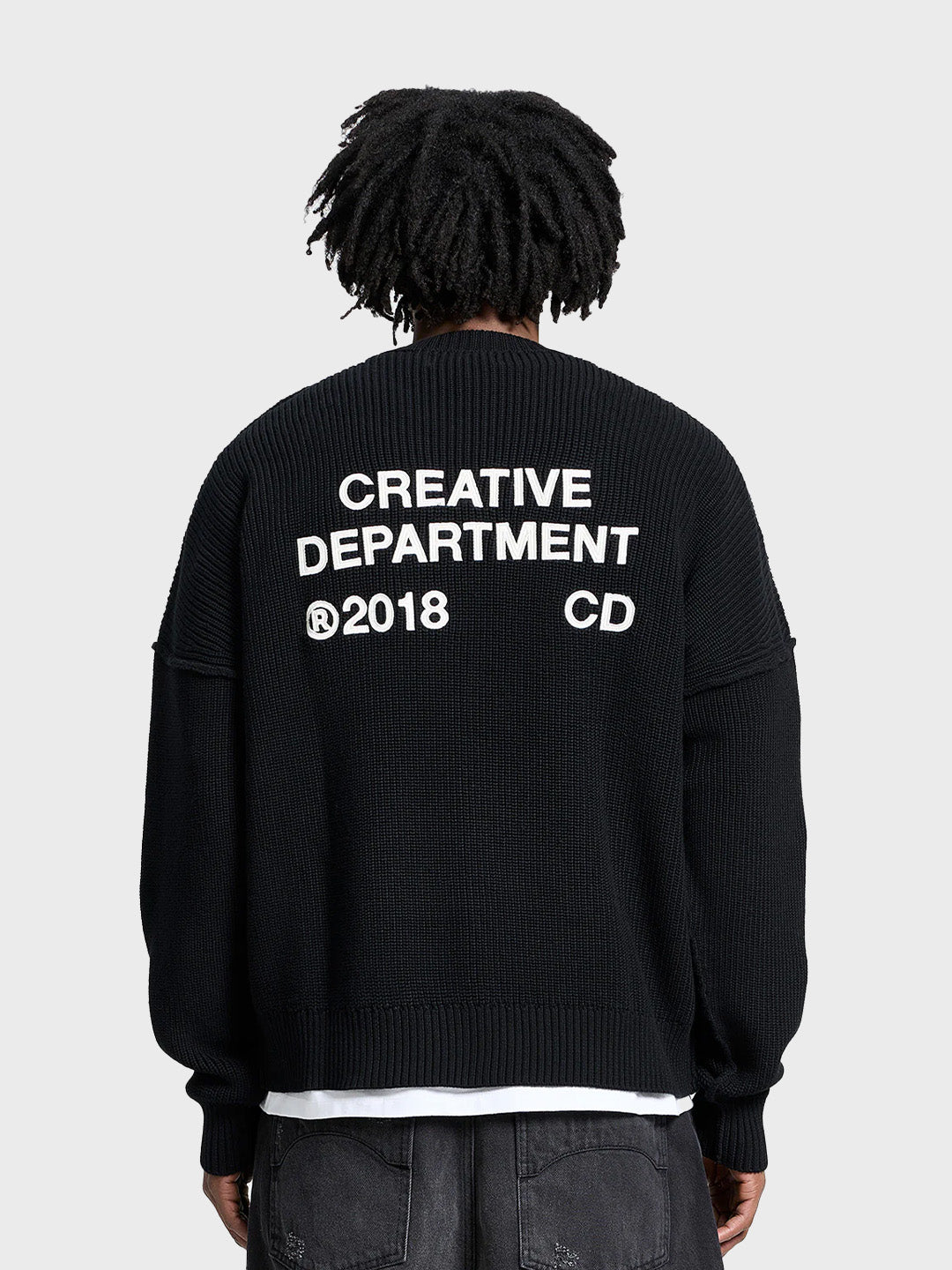 Reternity Creative Dept Knitted Sweater Black – model met zichtbare rugembroidering