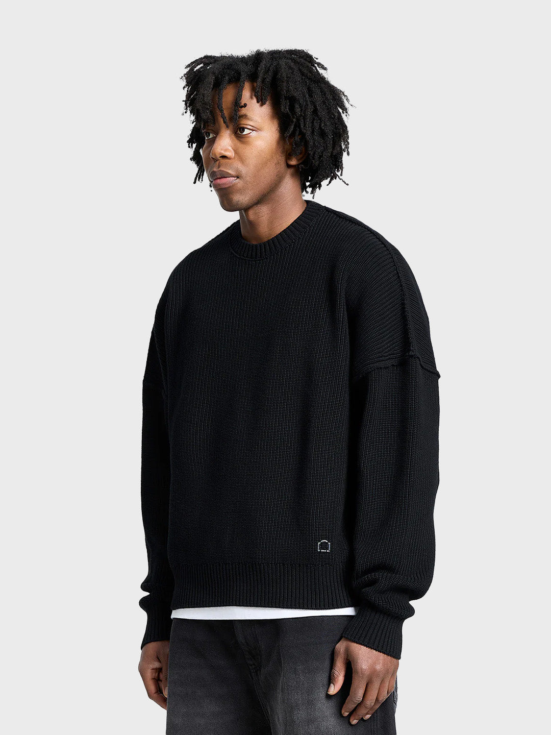 Reternity Creative Dept Knitted Sweater Black – schuin vooraanzicht met inside-out naden