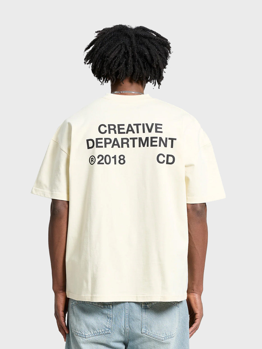 Reternity Creative Dept T-Shirt Cream – model met backprint zichtbaar