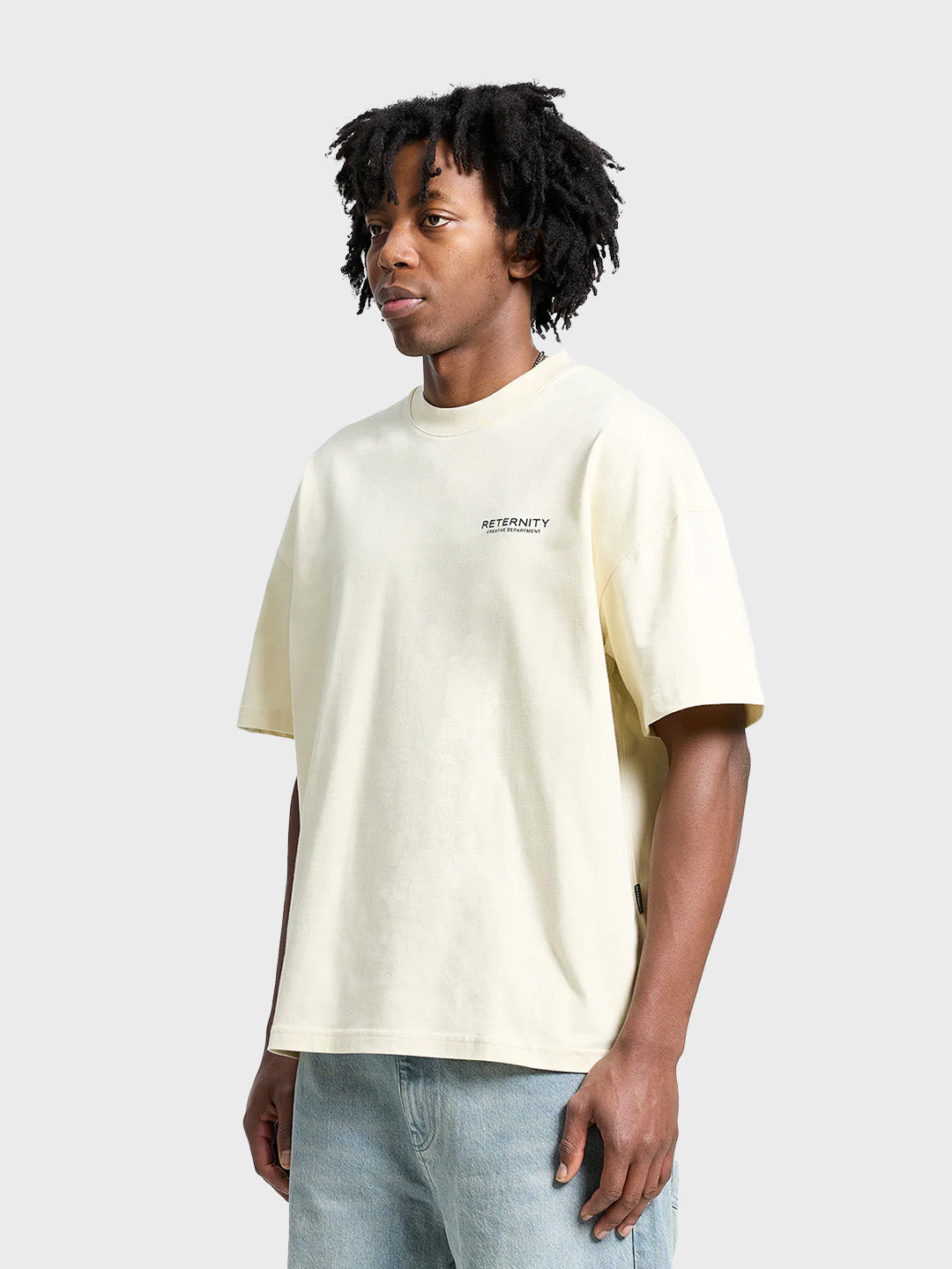 Reternity Creative Dept T-Shirt Cream – schuin vooraanzicht van model