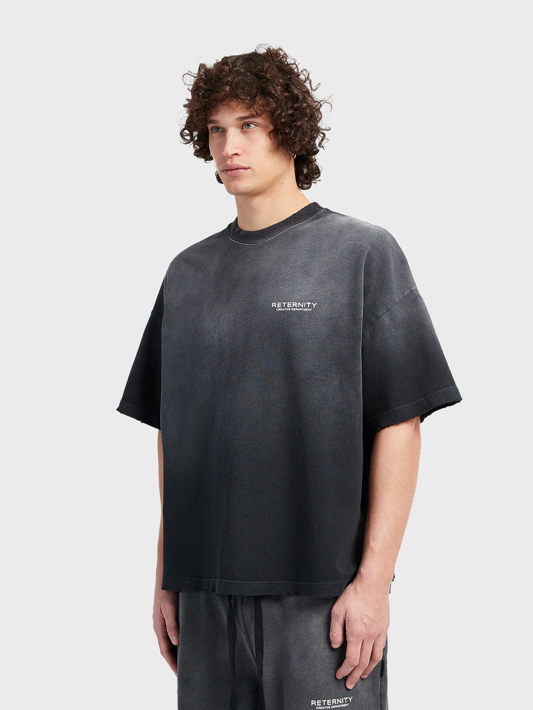 Reternity Creative Dept T-Shirt Faded Black – schuin vooraanzicht van model