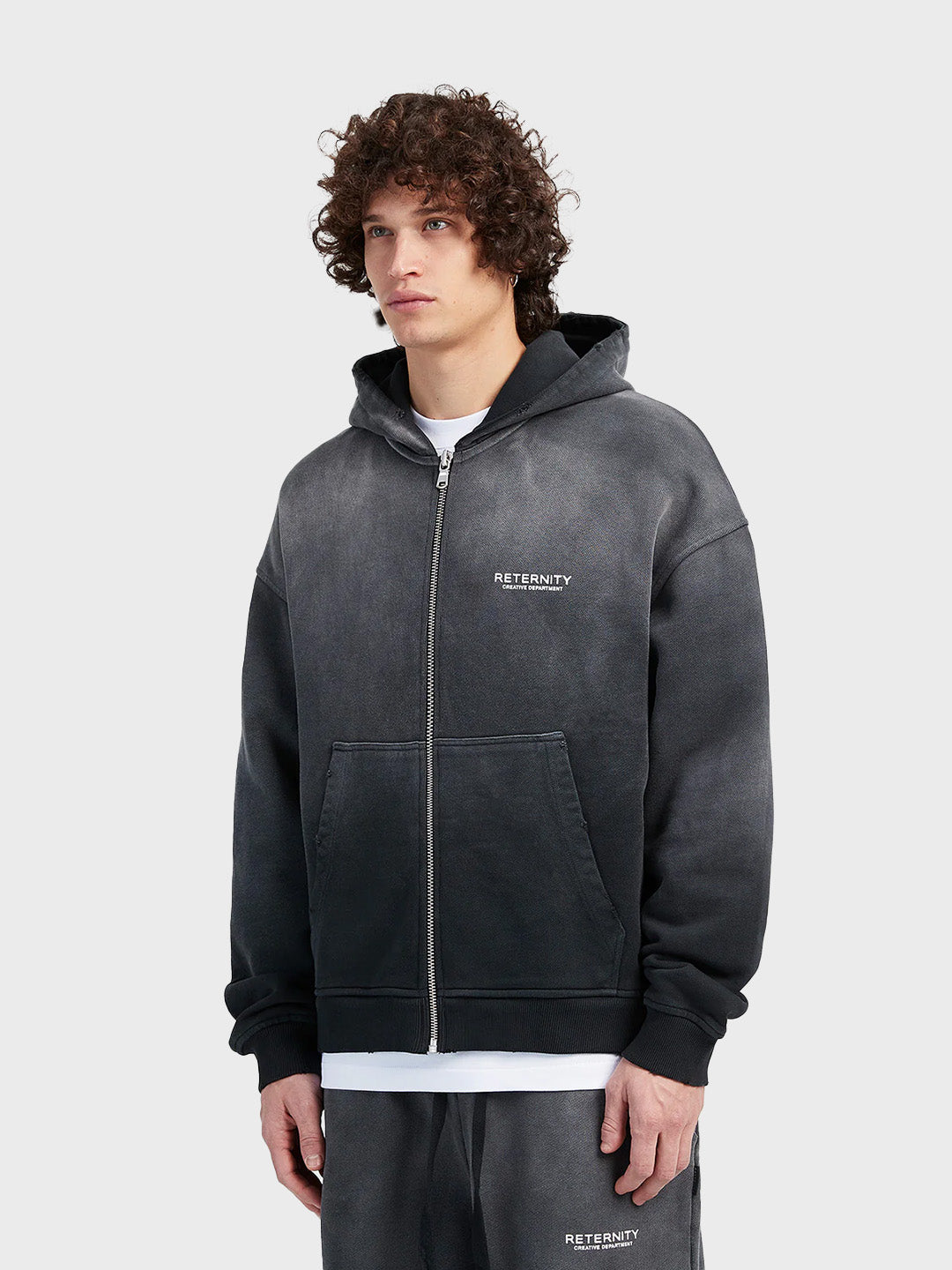 Reternity Creative Dept Zip Hoodie Faded Black – schuin vooraanzicht van model