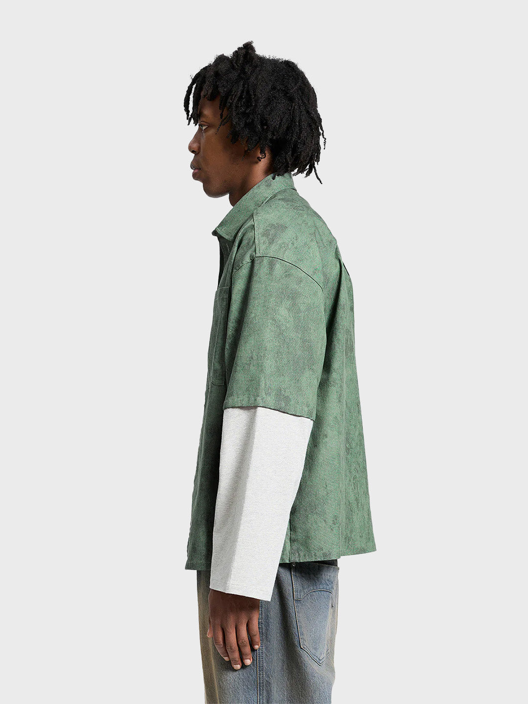 Reternity Déliria Button Shirt Green – zijkant van model met gelaagde mouwen