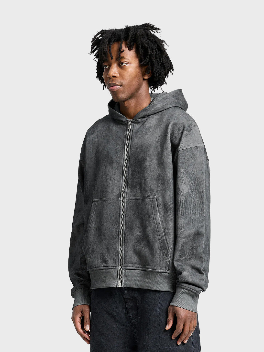 Reternity Déliria Zip Hoodie Black – model schuin vooraanzicht met printdetail