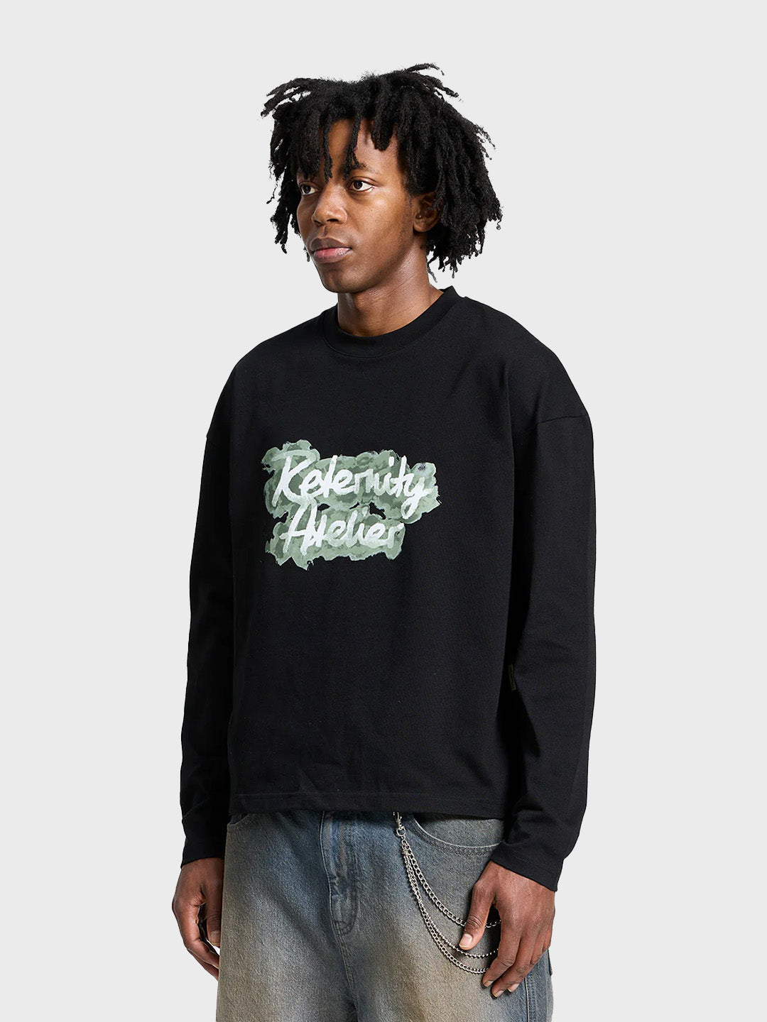 Reternity Le Vernis Longsleeve Black – model schuin vooraanzicht