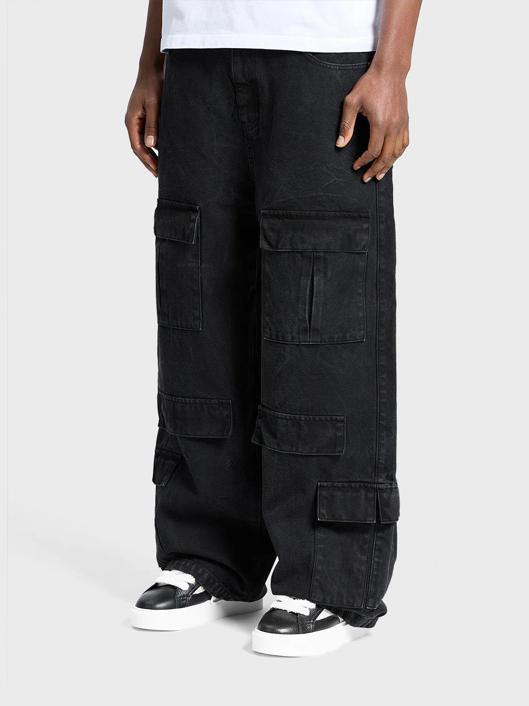Reternity Wrinkled Cargo Pants Black – schuin vooraanzicht van model