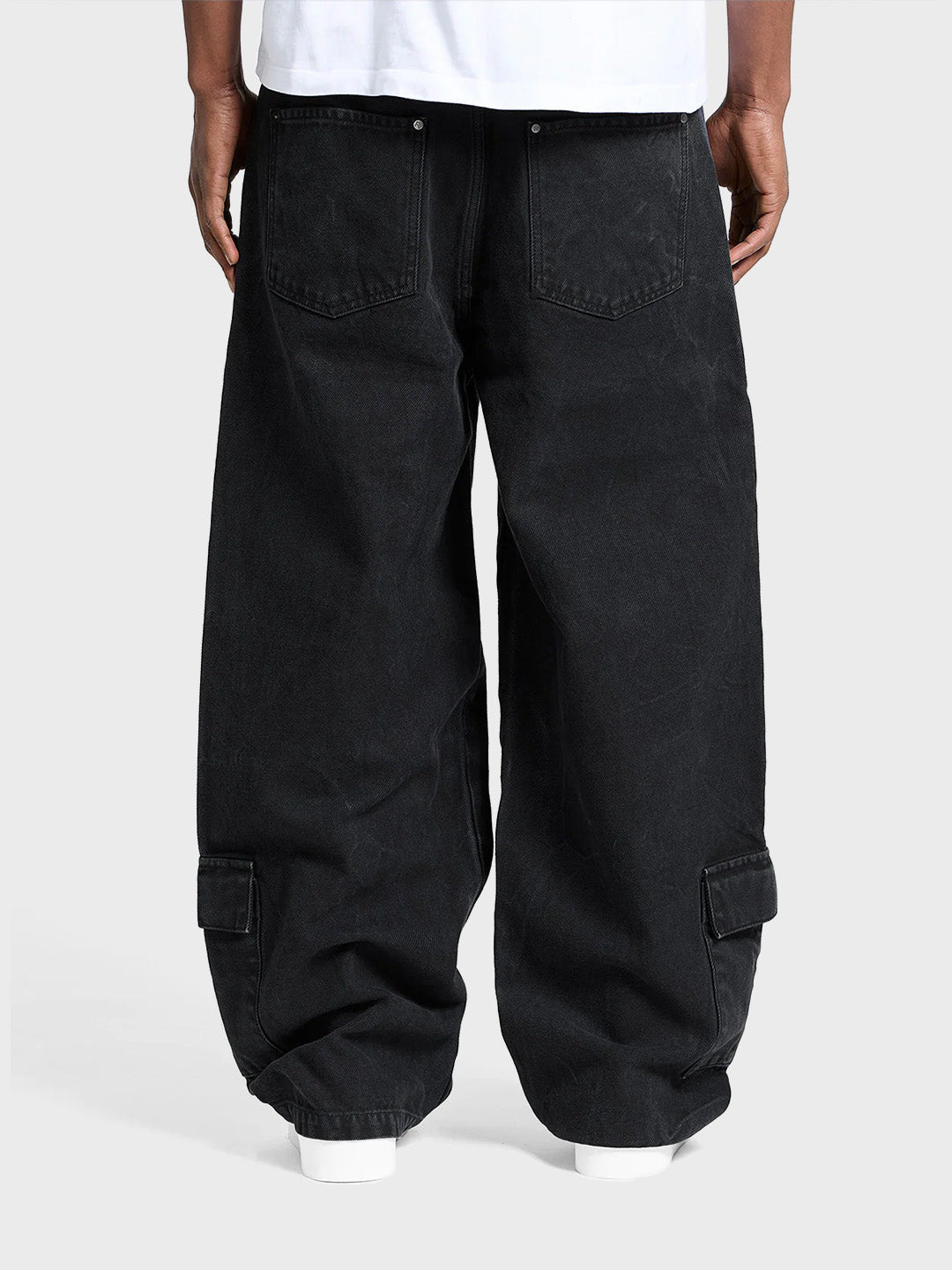 Reternity Wrinkled Cargo Pants Black – achterkant, baggy fit