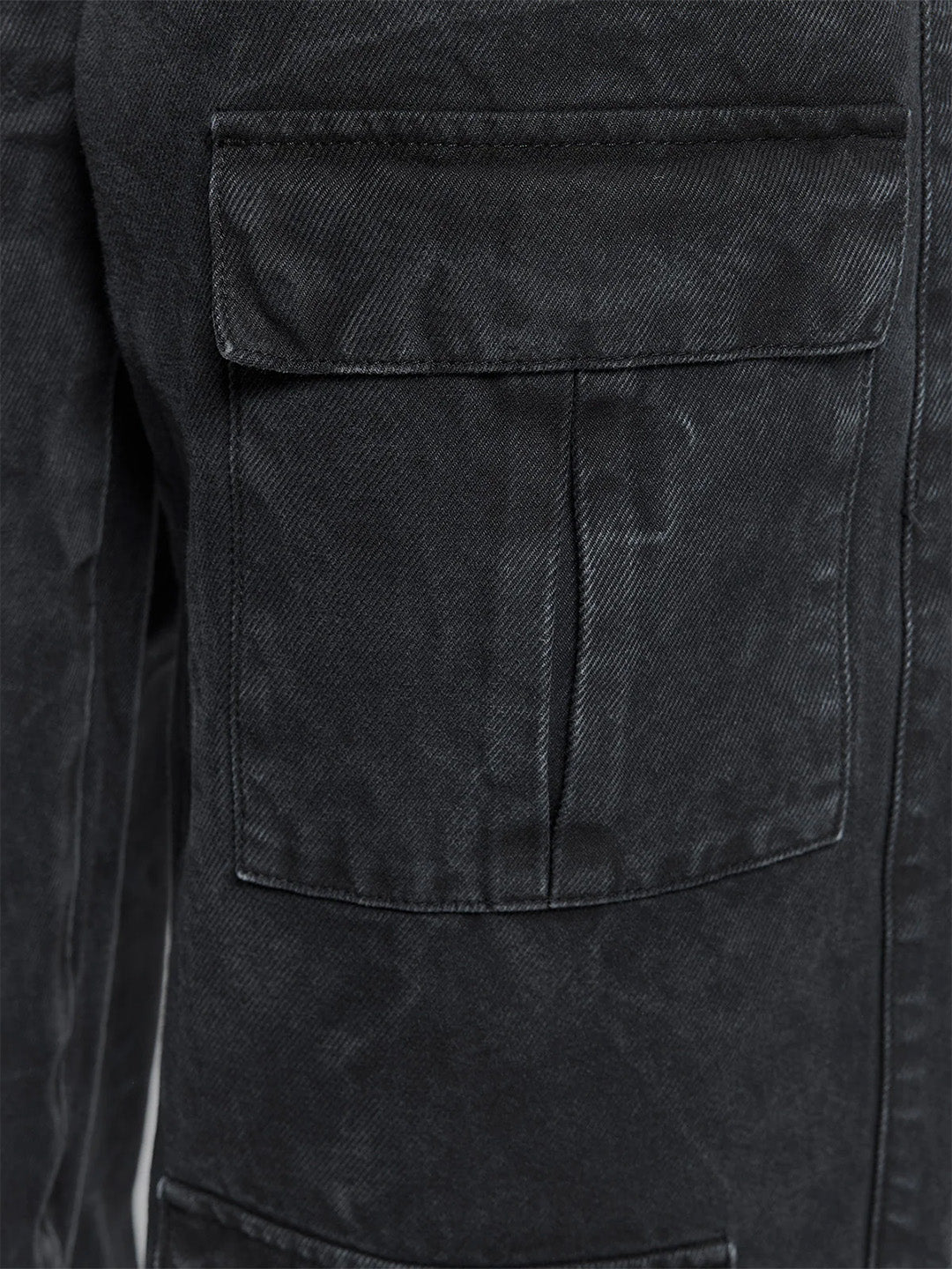 Reternity Wrinkled Cargo Pants Black – close-up van asymmetrische cargozak