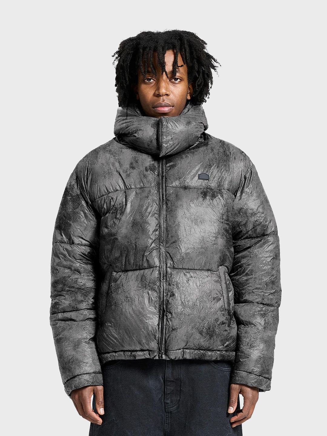 Reternity Wrinkled Puffer Jacket Déliria Black – model front view met capuchon