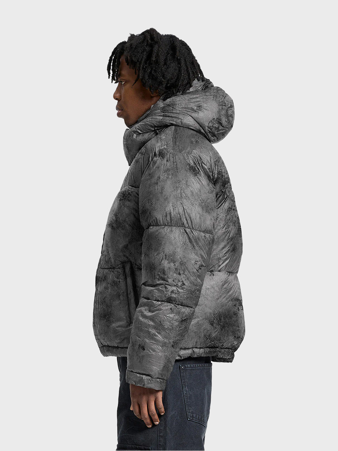 Reternity Wrinkled Puffer Jacket Déliria Black – zijkant van model met zichtbaar wrinkled fabric