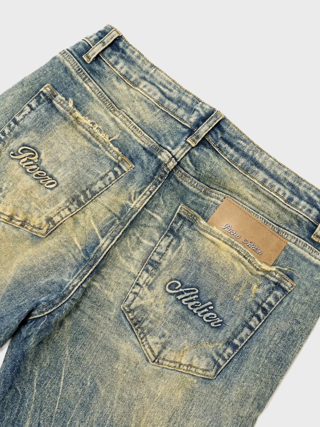 Rivero Artisan Damage Jeans Washed Blue - close-up Rivero branding