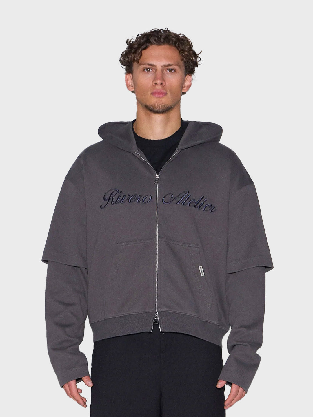 Model draagt Rivero Atelier Double Layered Zip Hoodie Dark Grey – voorkant