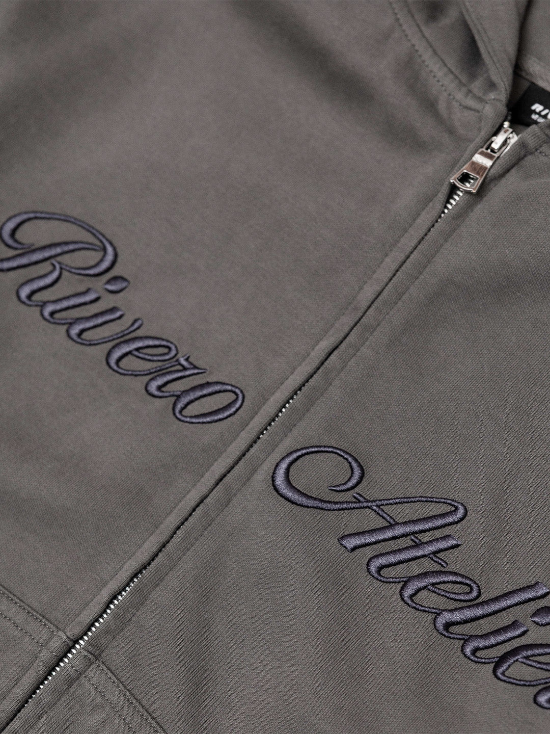 Close-up geborduurde Rivero Atelier graphic