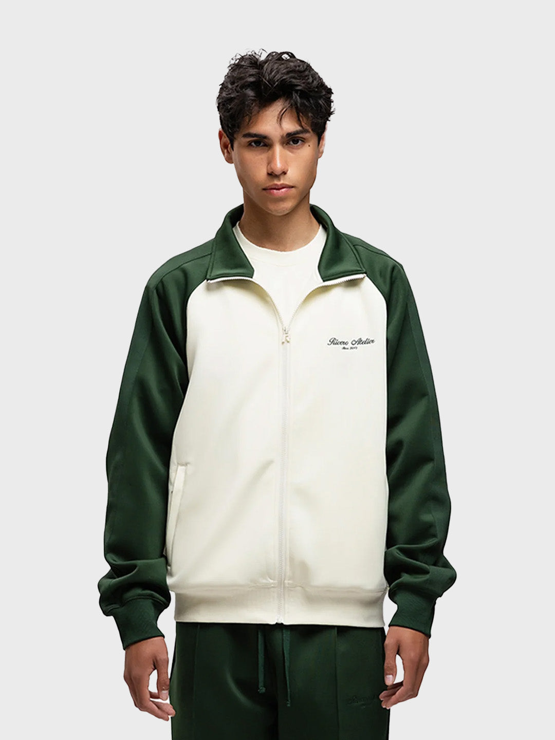 Model draagt de Rivero Atelier Track Jacket in Off-White/Green – vooraanzicht