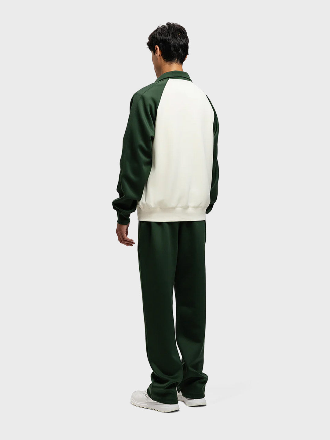 Full outfit met de Rivero Track Pants – schuin achteraanzicht