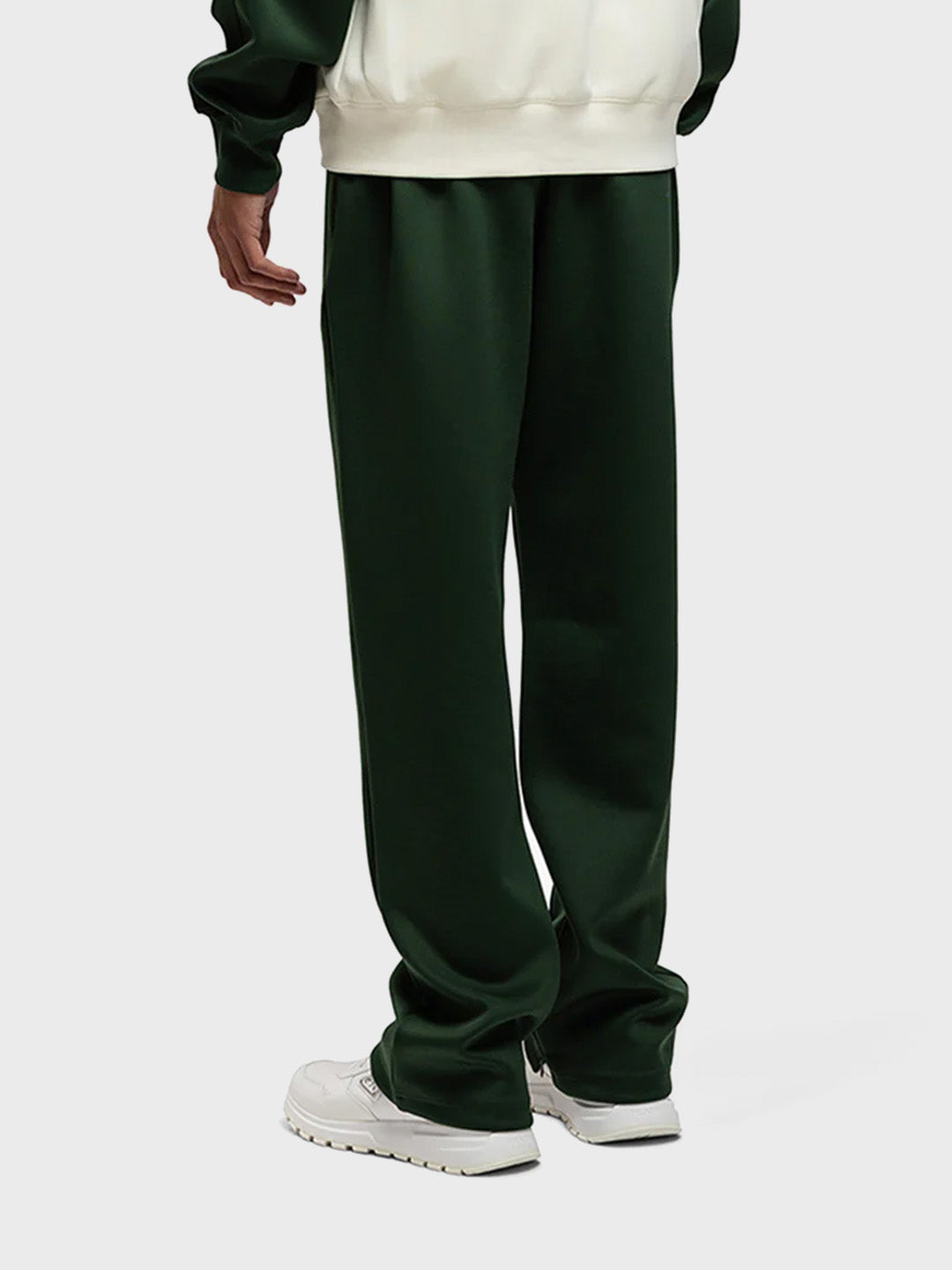 Achteraanzicht van de relaxed fit pants in combinatie met sneakers