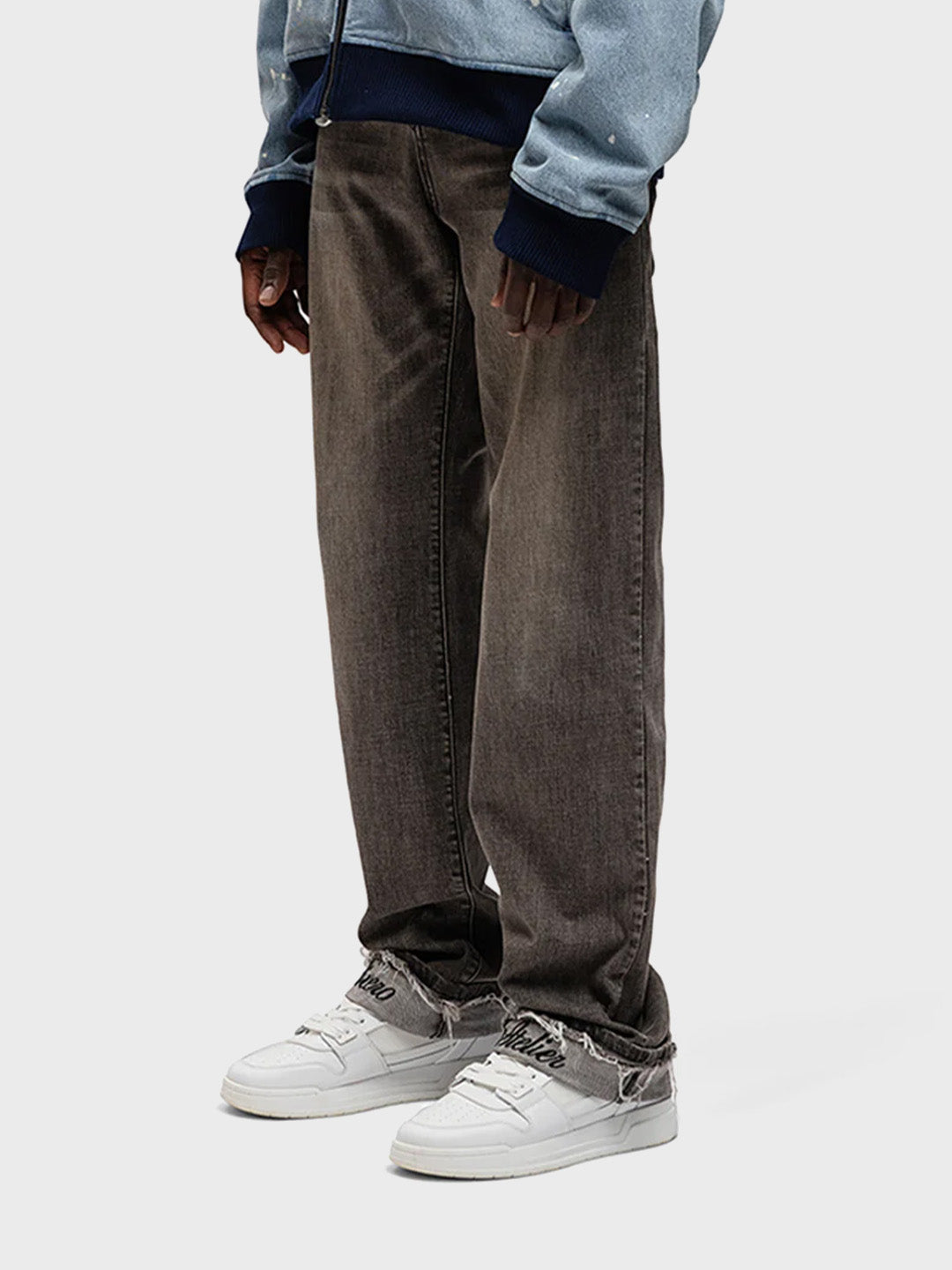 Zijkant en fit van de jeans met grijze faded wash
