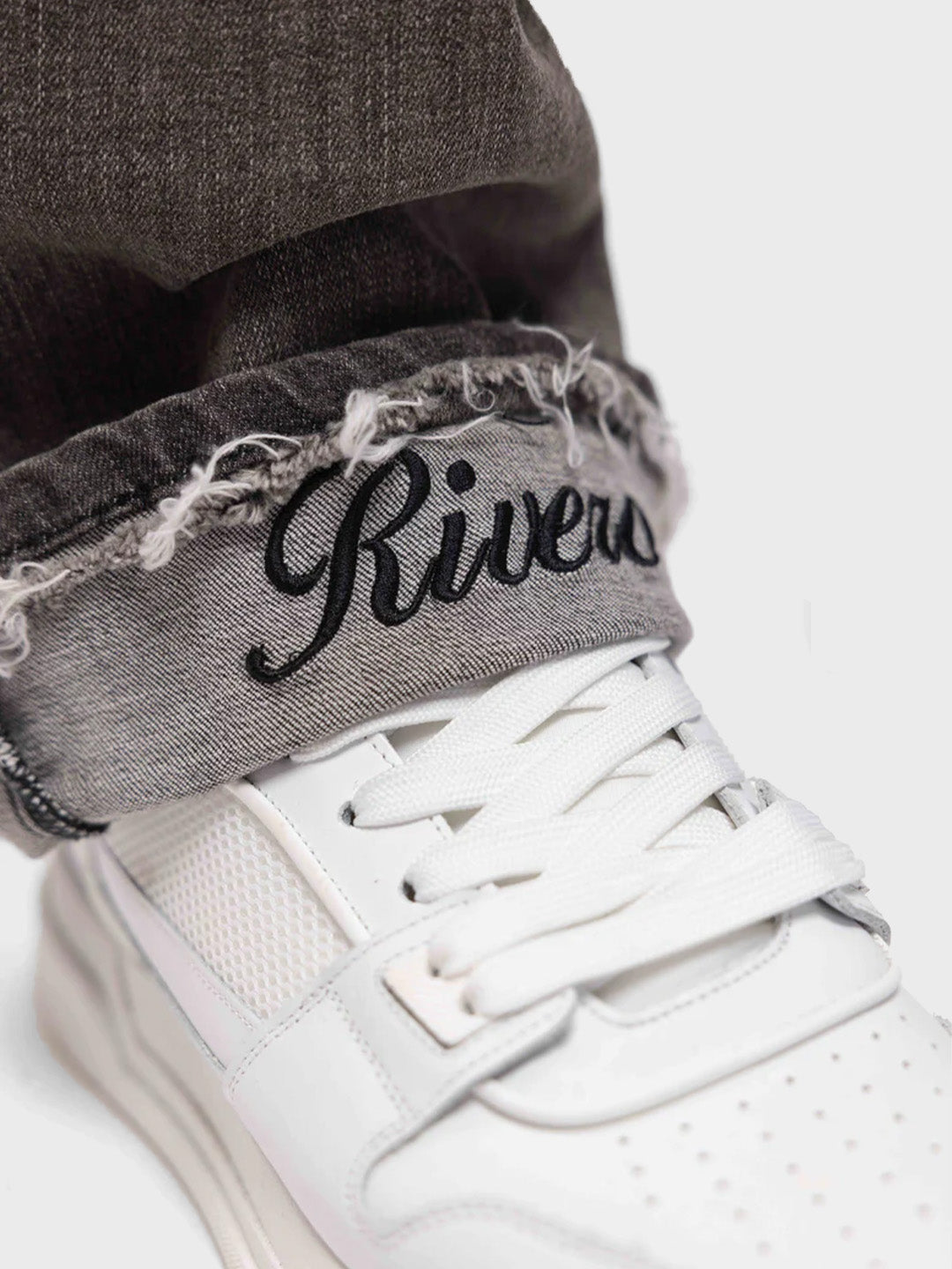 Close-up van de Rivero Atelier graphic bij opgerolde boord