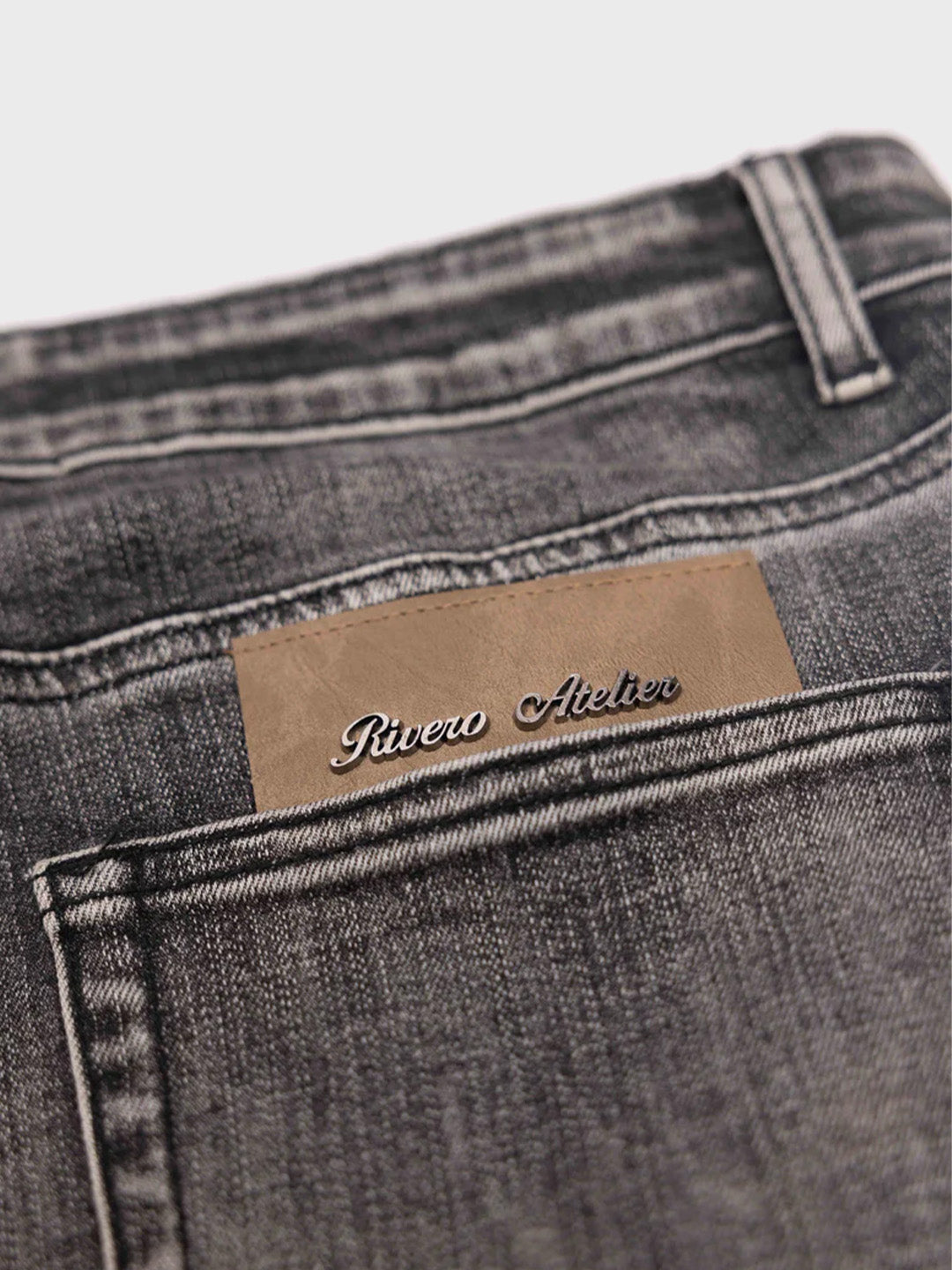 Detail van leren Rivero-patch bij achterzak