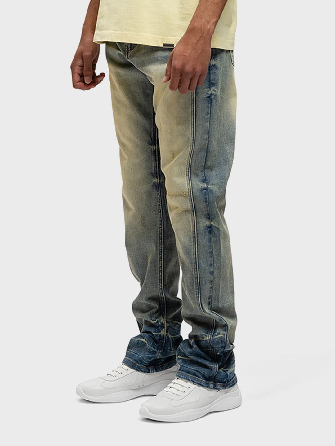 Rivero spijkerbroek – schuin vooraanzicht met sand wash en geschaafde details