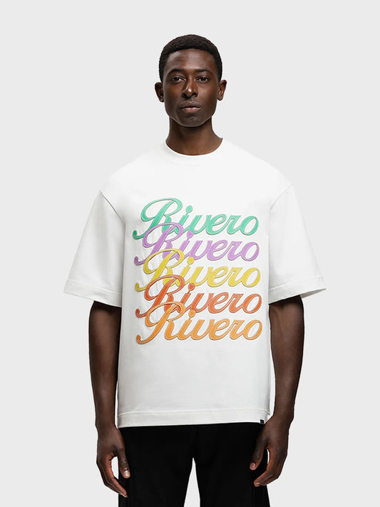 Model draagt het Rivero Signature Leather Patched T-Shirt in White – vooraanzicht