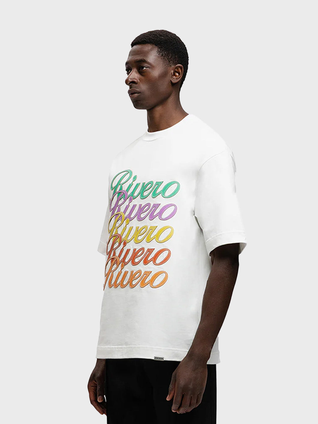 Schuin aanzicht van de leren patches op het witte t-shirt