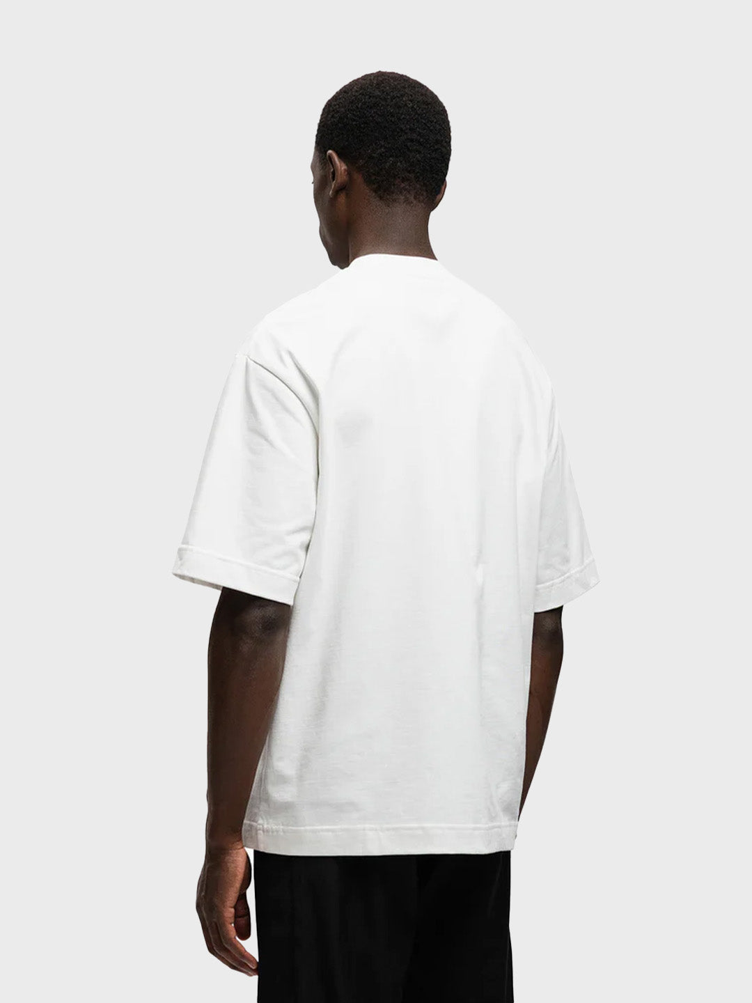 Achteraanzicht van het t-shirt met oversized pasvorm