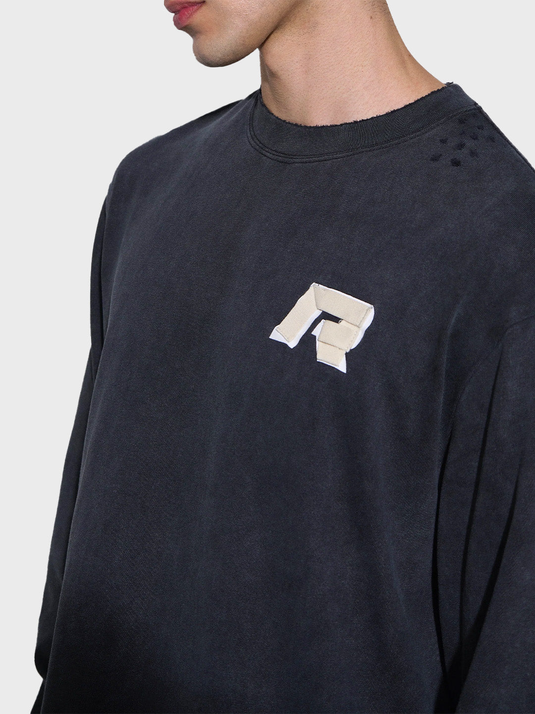 Close-up van de taped graphic op de borst van het Rivero longsleeve T-shirt