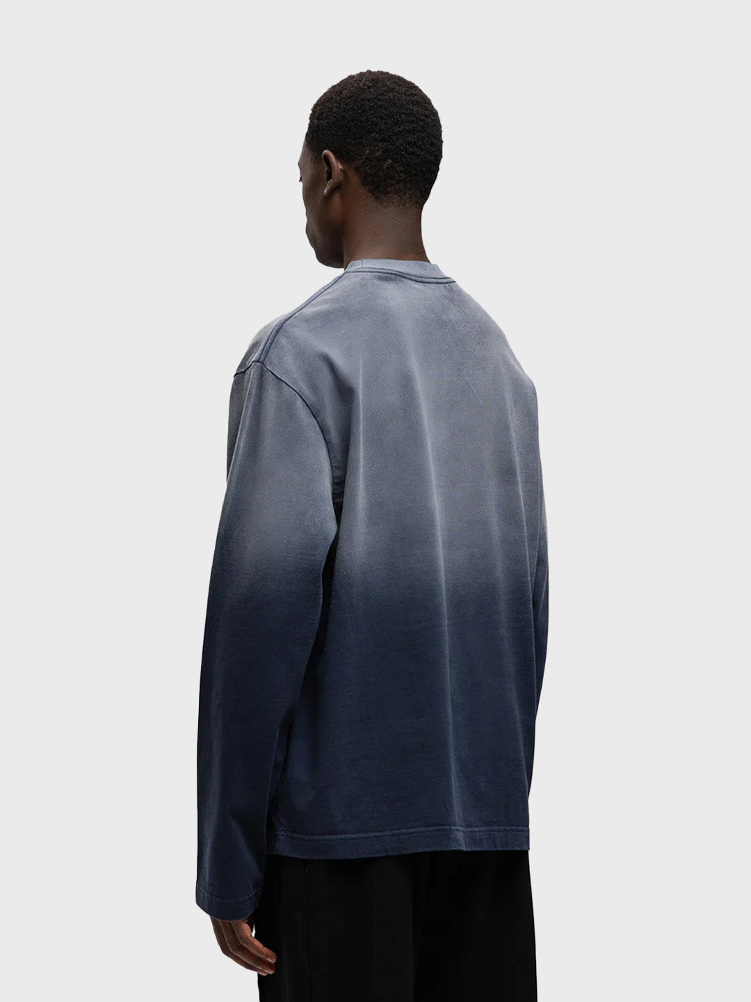 Achteraanzicht van het model in de blauwe longsleeve