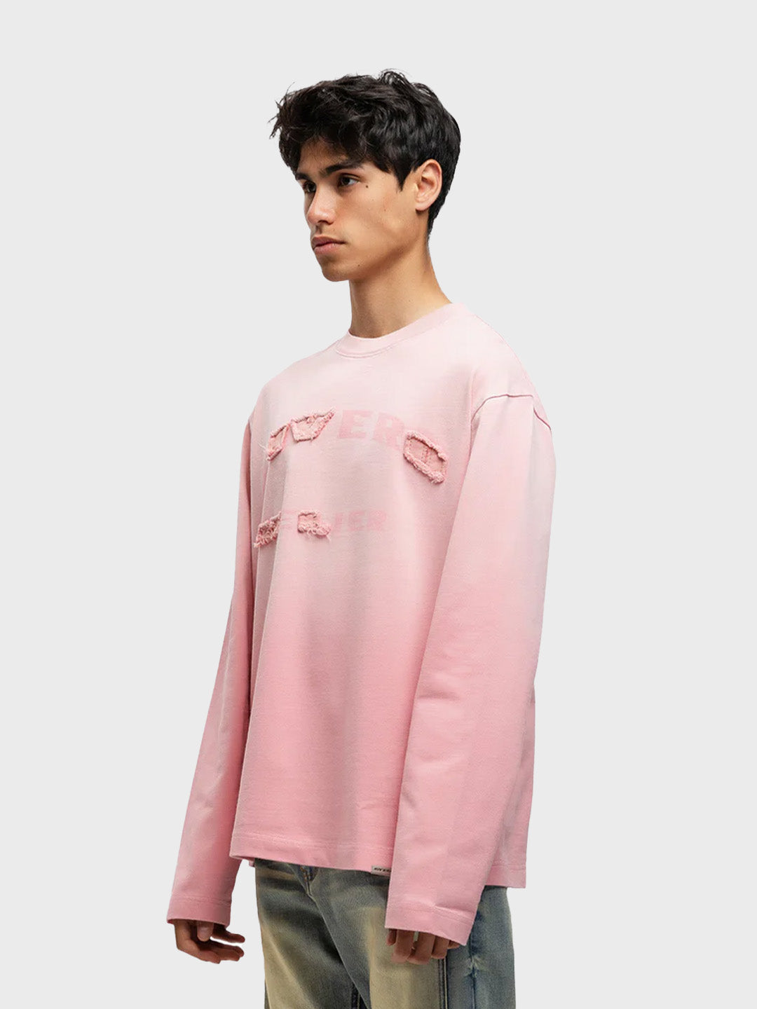 Schuin vooraanzicht van het T-shirt met zichtbare branding