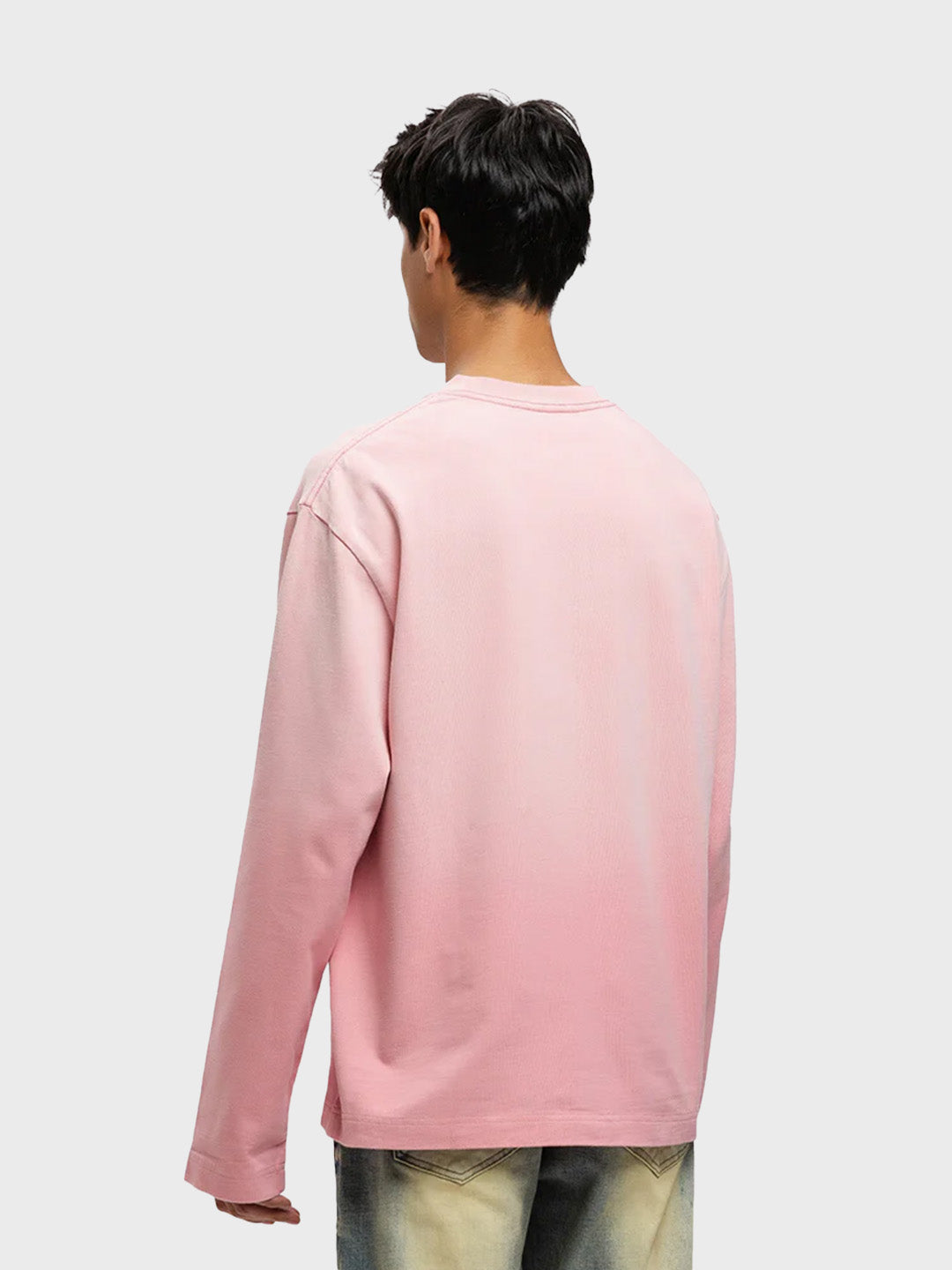 Achteraanzicht van het model in de longsleeve