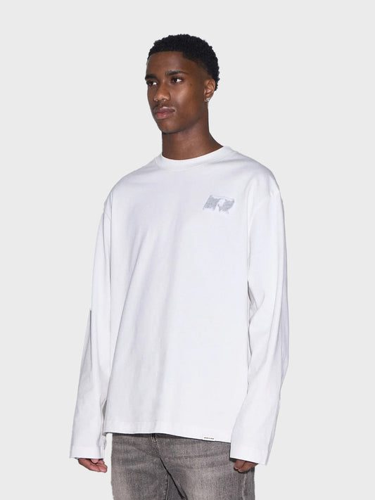 Model draagt Rivero Urban Longsleeve T-Shirt White – schuin vooraanzicht