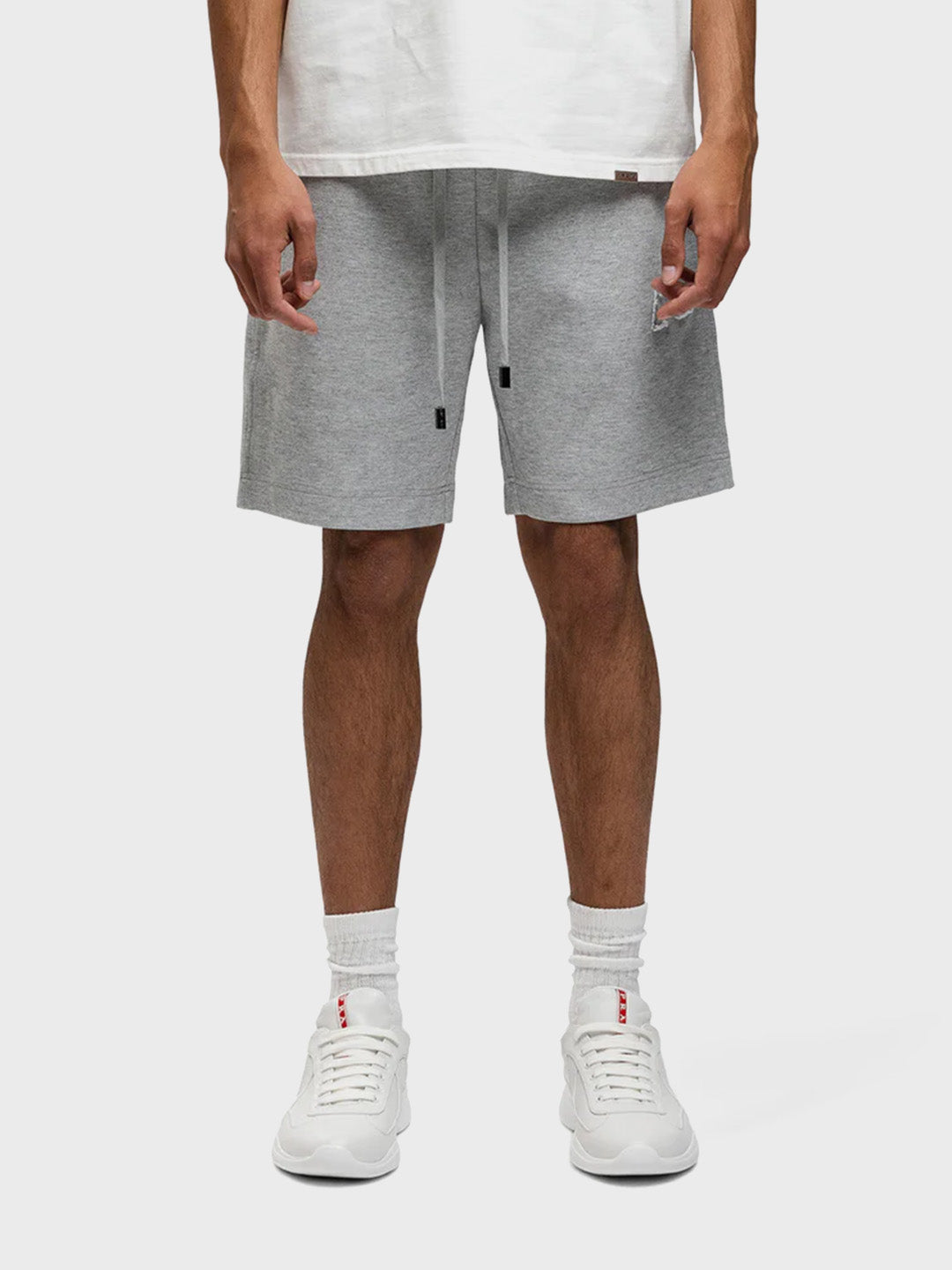 Model draagt Rivero Urban Shorts in grijs – vooraanzicht