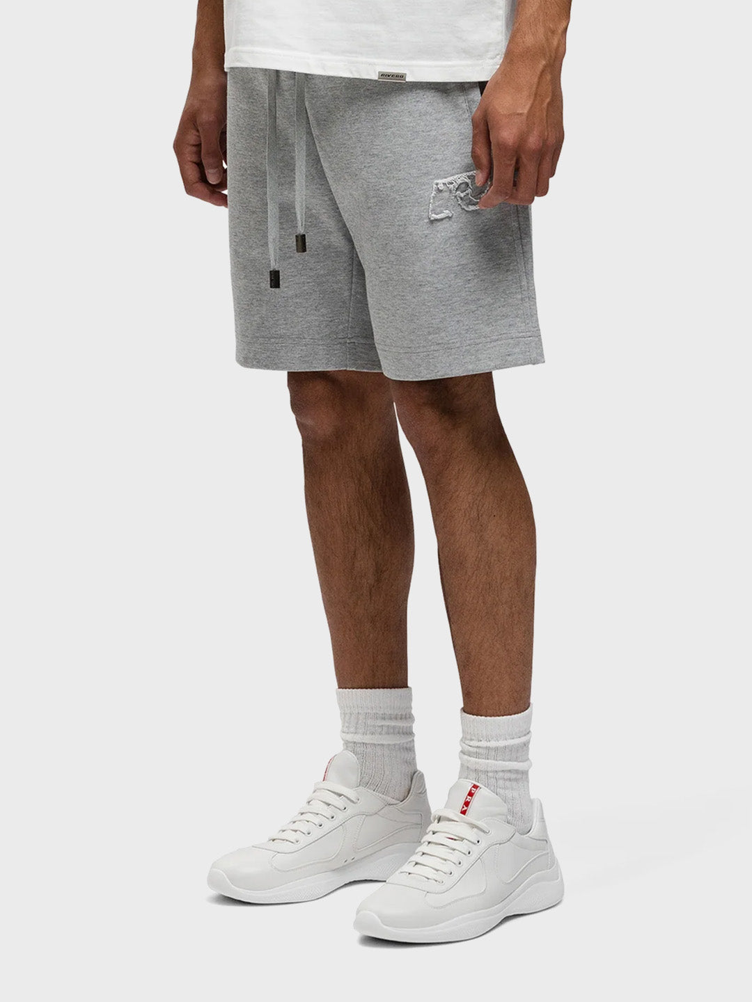 Model draagt Rivero Urban Shorts in grijs – schuin vooraanzicht