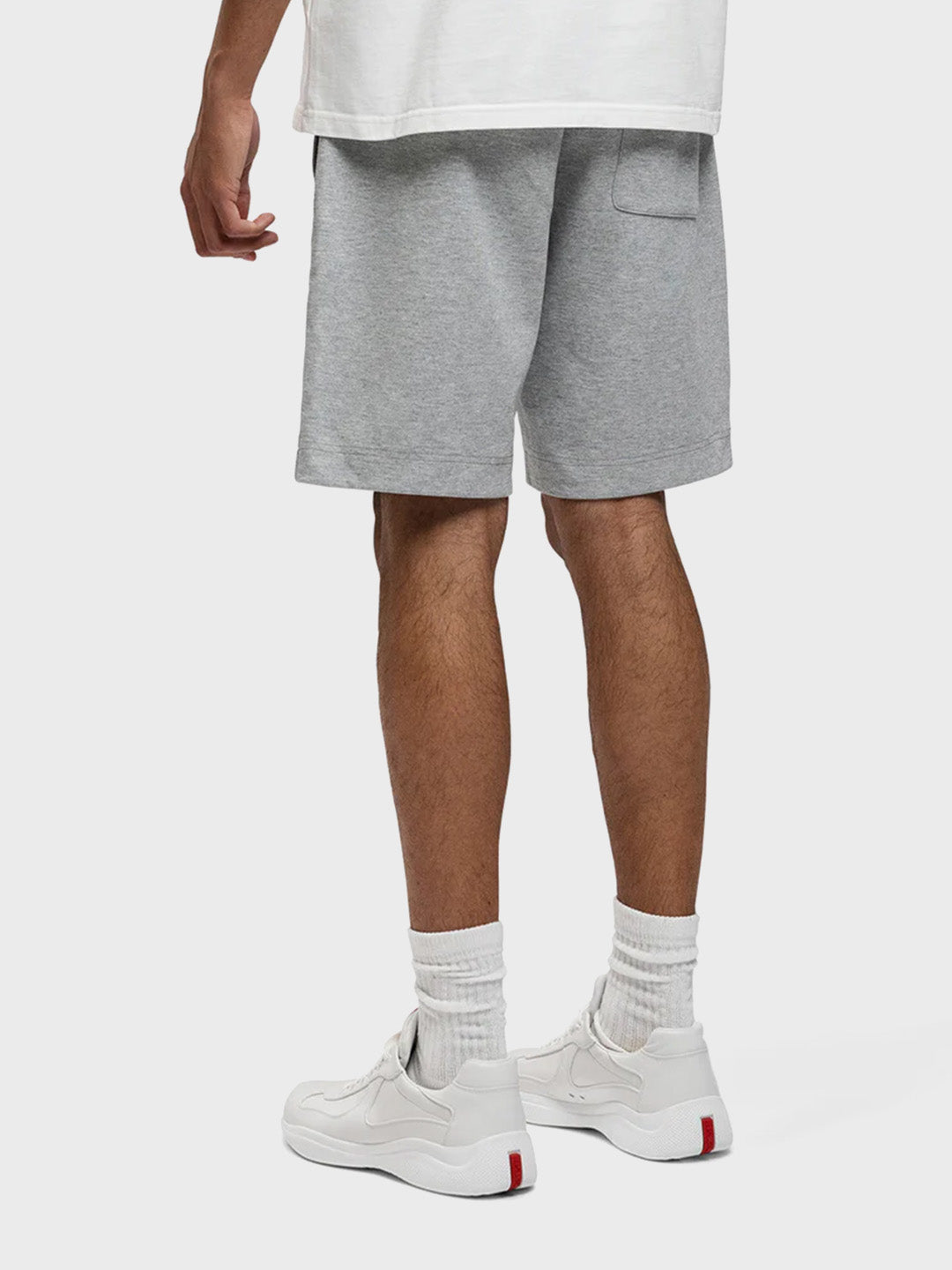 Model draagt Rivero Urban Shorts in grijs – schuin achteraanzicht