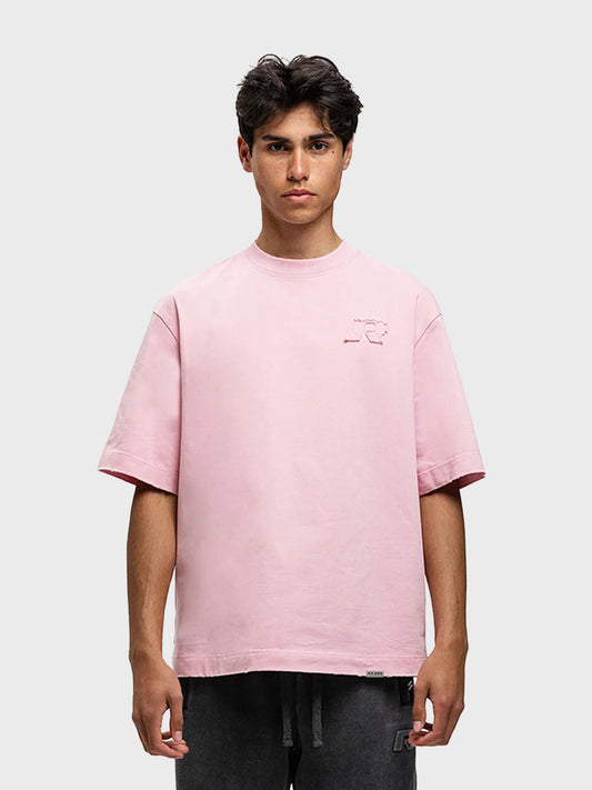 Model draagt het Rivero Urban T-Shirt in Pink – vooraanzicht