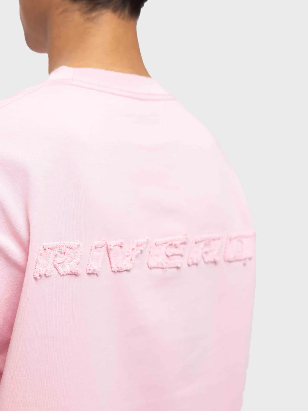 Close-up van de rugprint met Rivero-logo