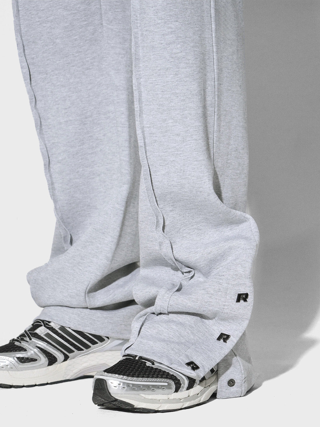 Rivero Urban Track Pants Grey – close-up knopen onderkant