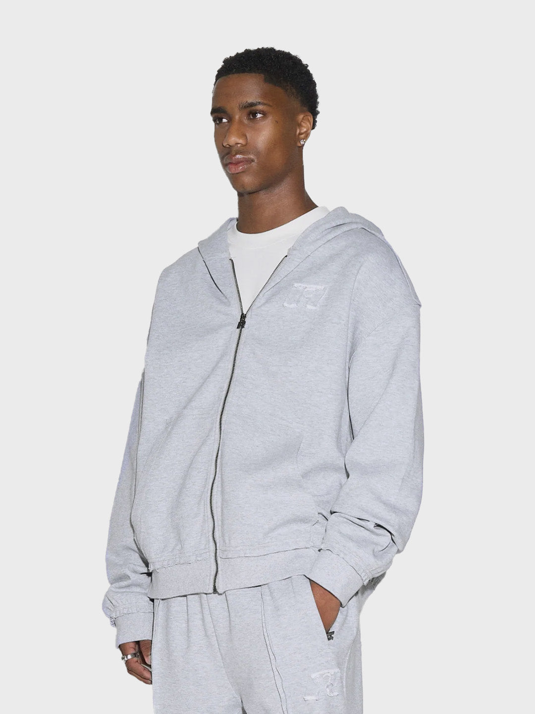 Model draagt Rivero Urban Zip Hoodie Grey – schuin vooraanzicht
