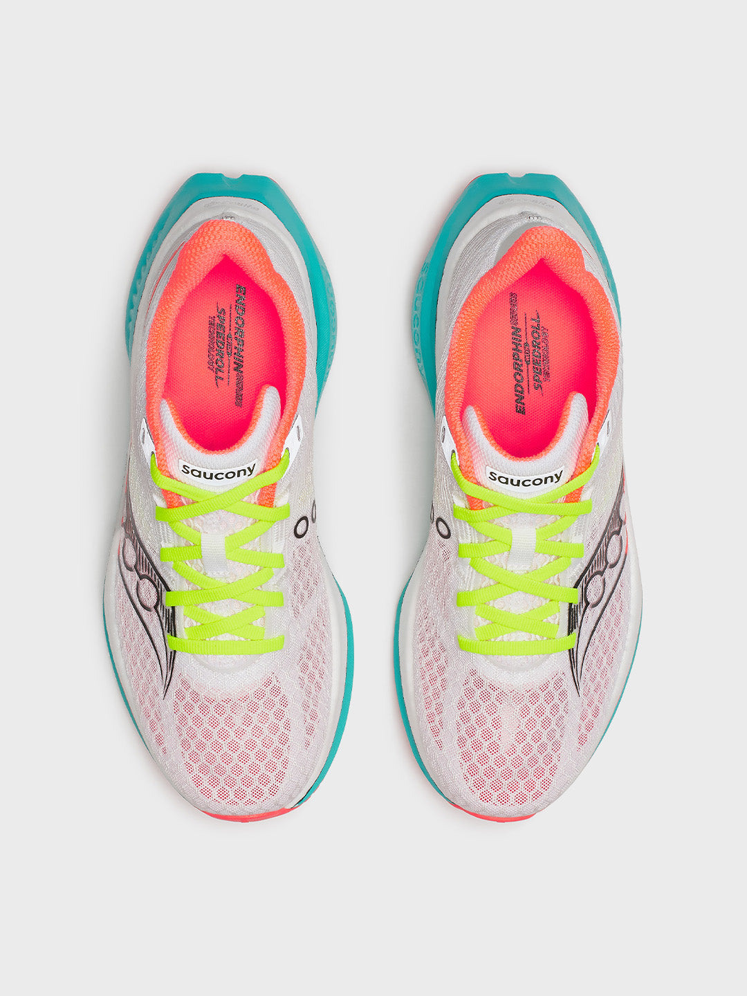 Bovenaanzicht van de sneaker met mesh en neon veters