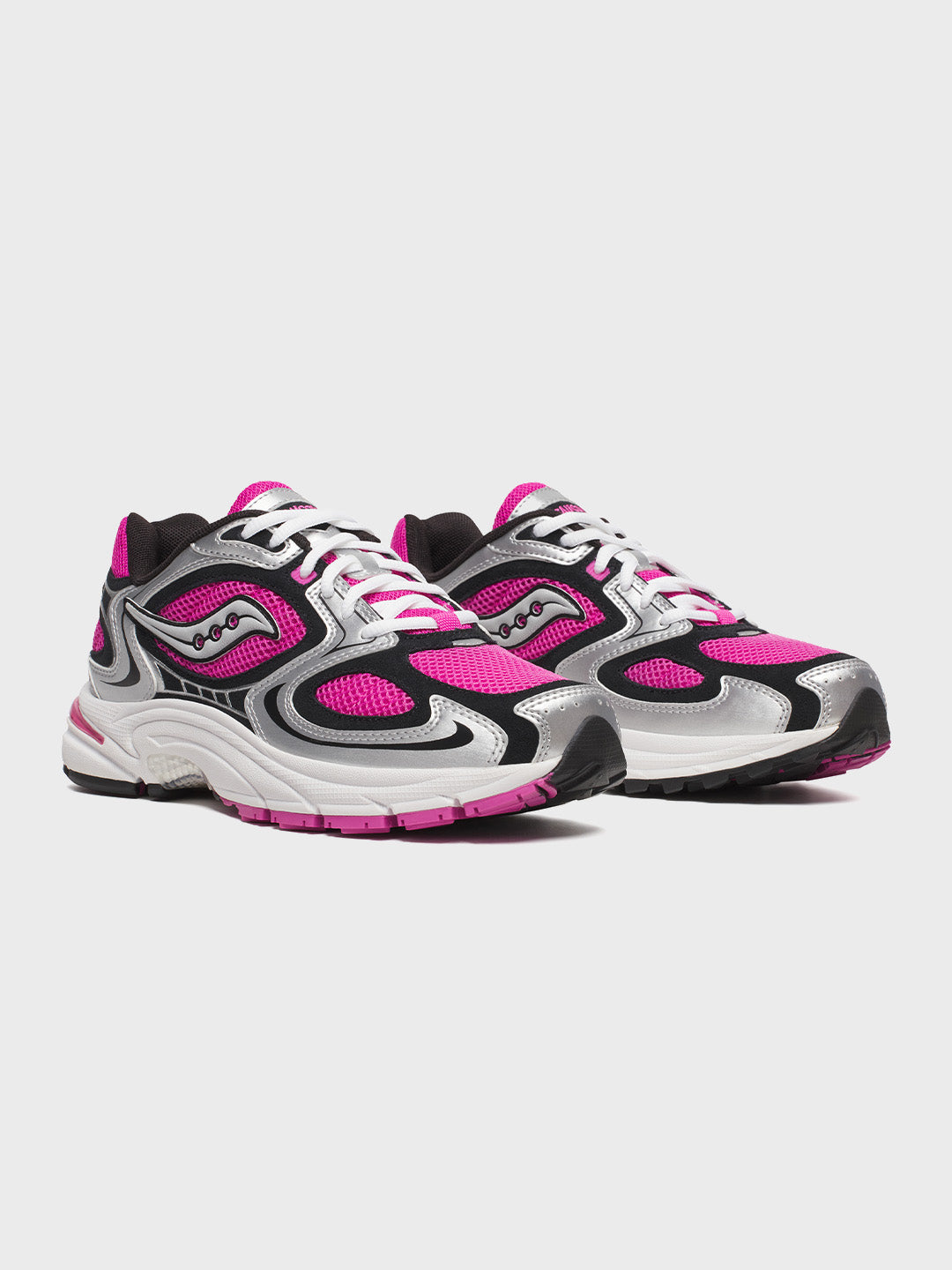 Schuin vooraanzicht van het paar sneakers in roze mesh en zilveren overlays
