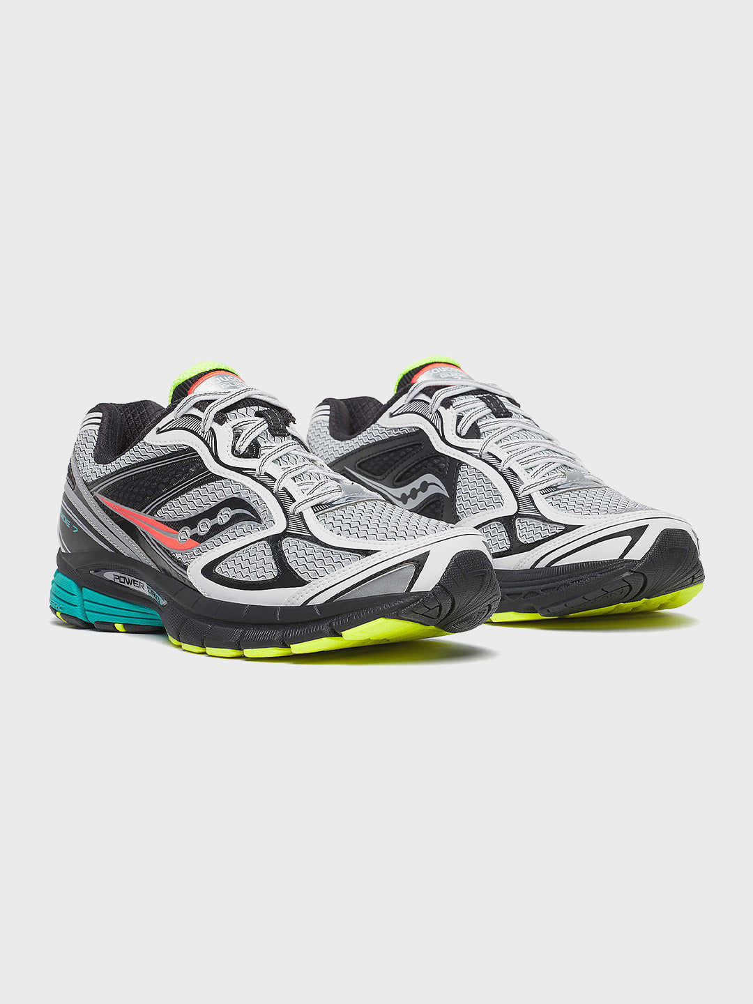 Sneakers van Saucony in perspectief met zicht op veters, neus en zijkant