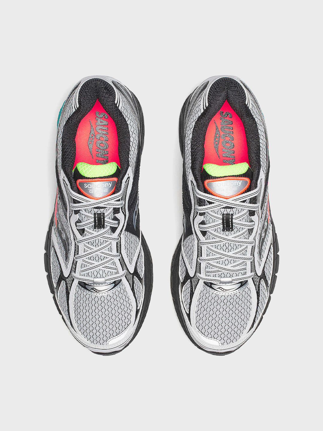 Bovenaanzicht Saucony Guide 7 sneakers met zicht op het ademende mesh en kleurrijke accenten