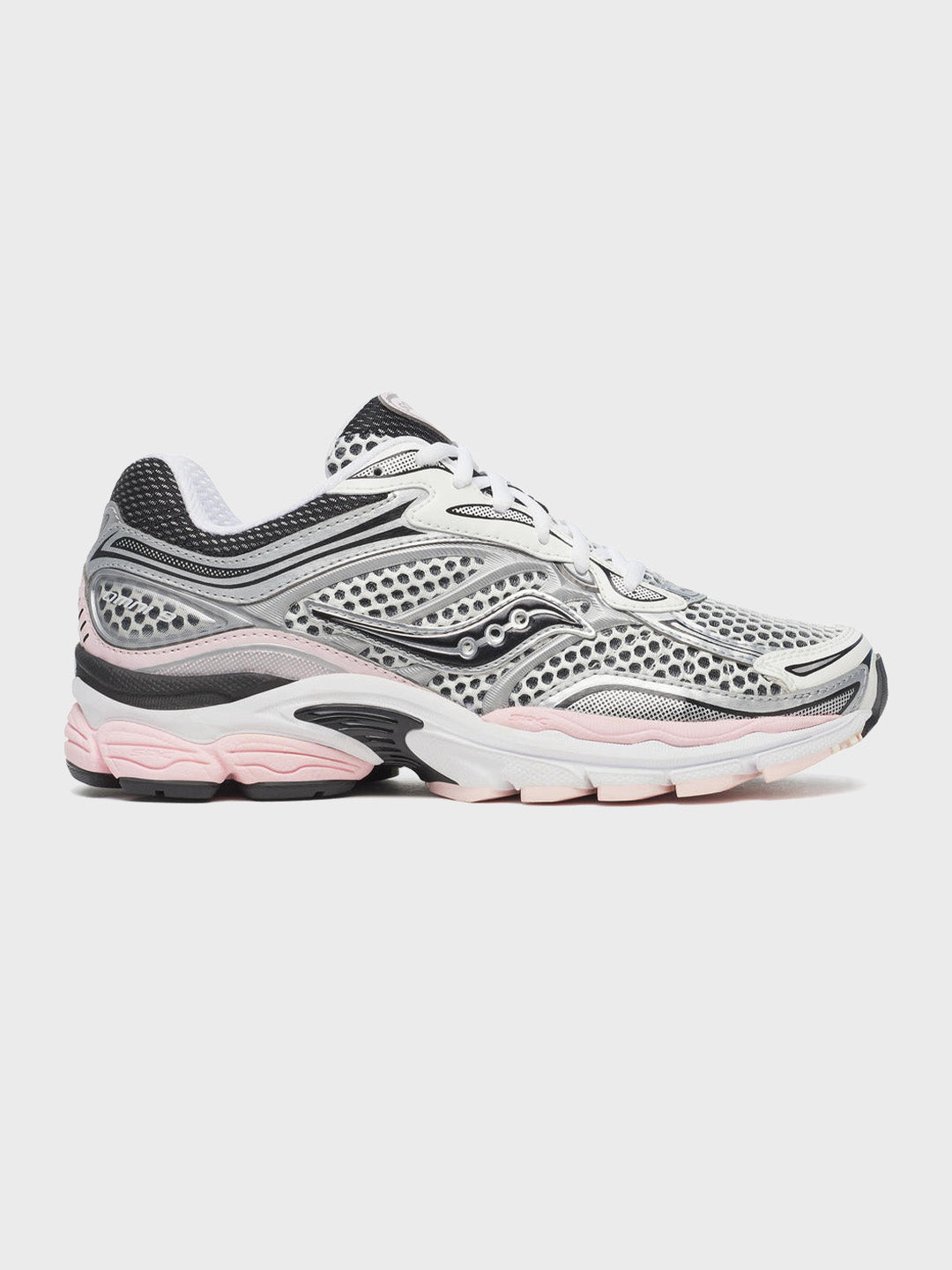 Zijaanzicht van de Saucony Progrid Omni 9 in zilver met roze accenten