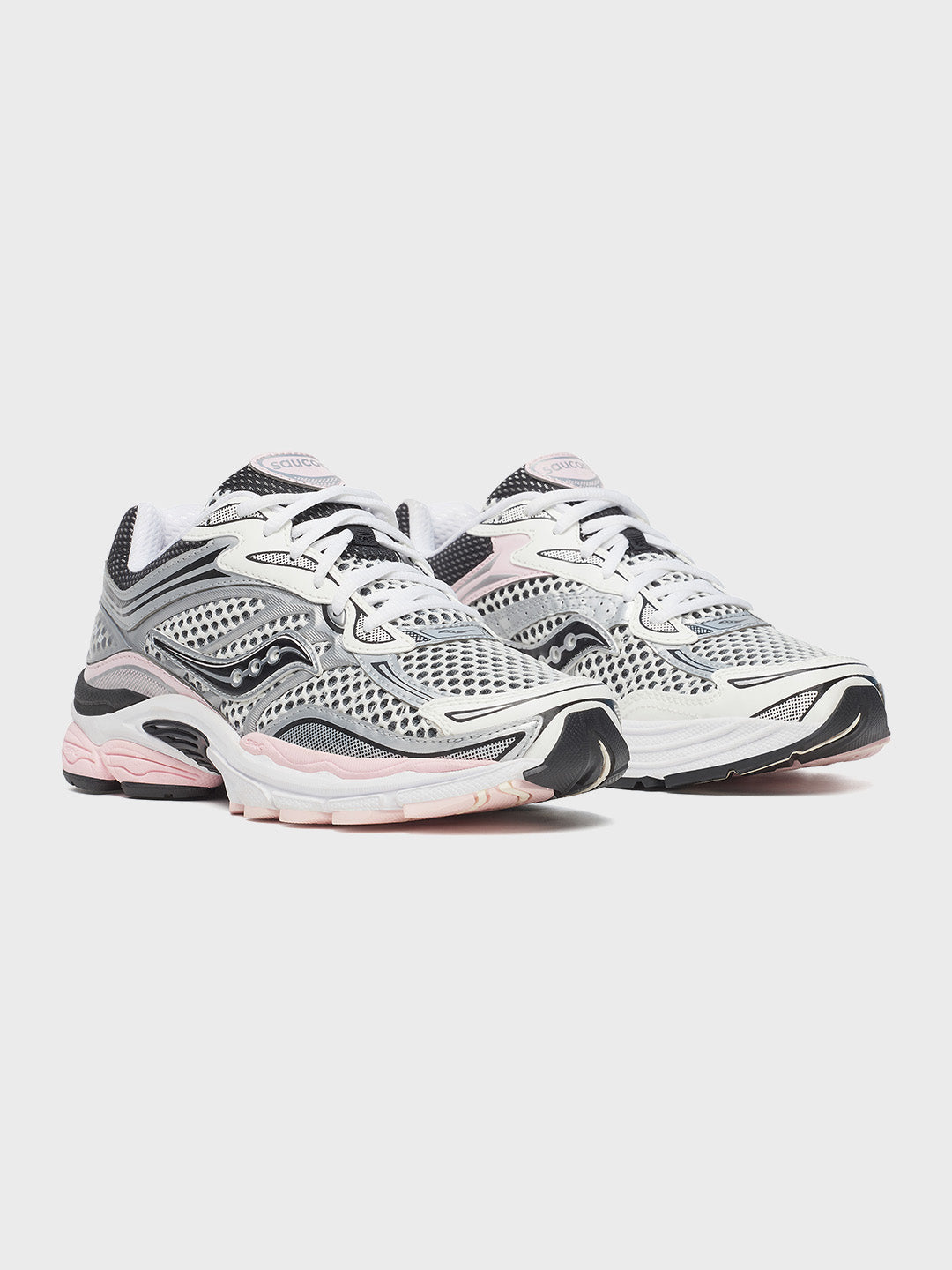 Voor- en zijkant van de Saucony sneaker in Silver/Pink