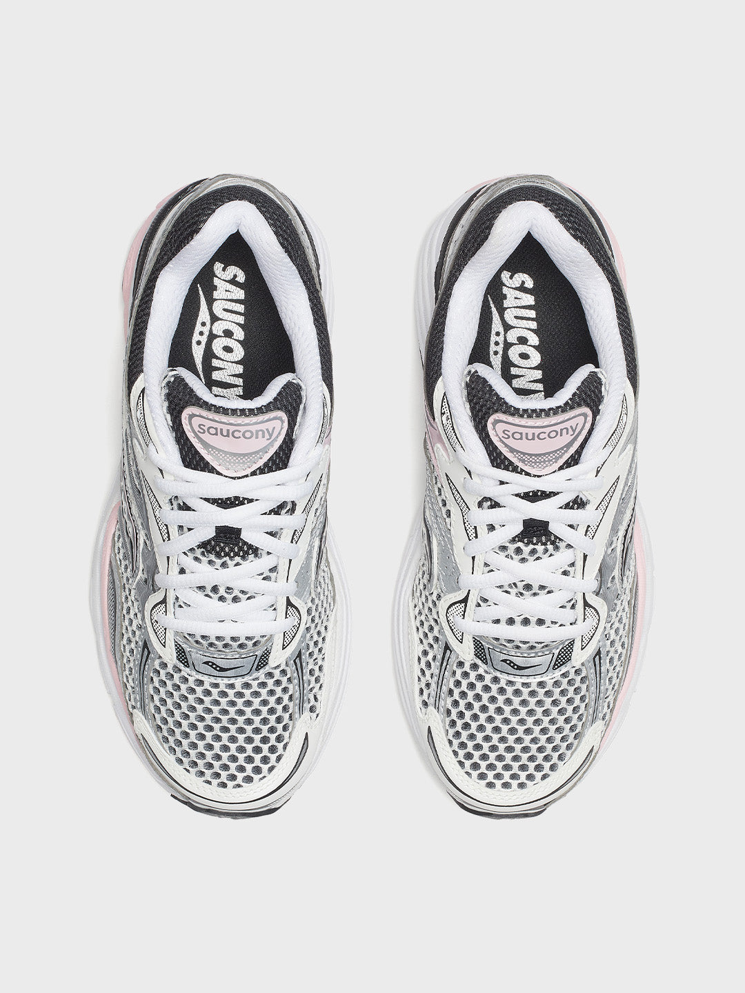 Bovenaanzicht van de Saucony Progrid Omni 9 sneaker met zicht op de veters en upper